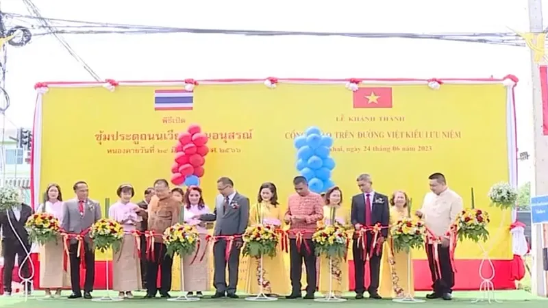 Cổng ch&agrave;o Việt Nam đầu ti&ecirc;n tại Th&aacute;i Lan - Ảnh 1.