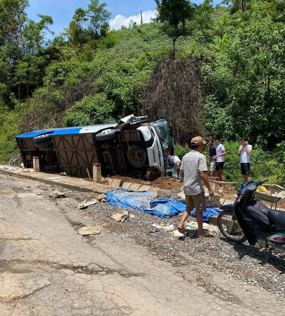 Vụ lật xe chở đội bóng trên đèo Vi Ô Lắc: Xác định nguyên nhân và danh tính cầu thủ tử vong - Ảnh 2.