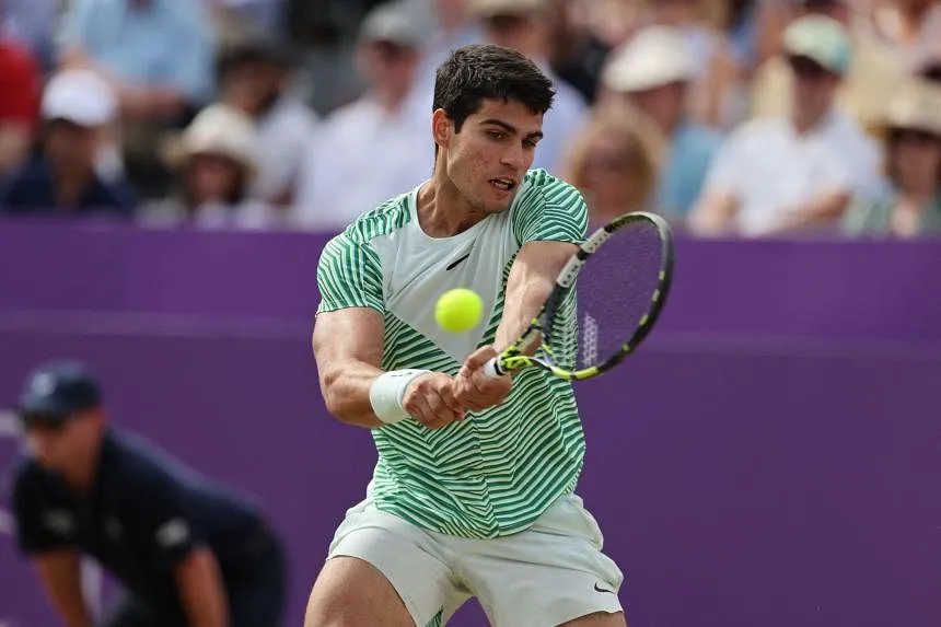 Carlos Alcaraz giành quyền vào chung kết Queens Club Championship - Ảnh 1. Carlos Alcaraz giành quyền vào chung kết Queens Club Championship - Ảnh 1.