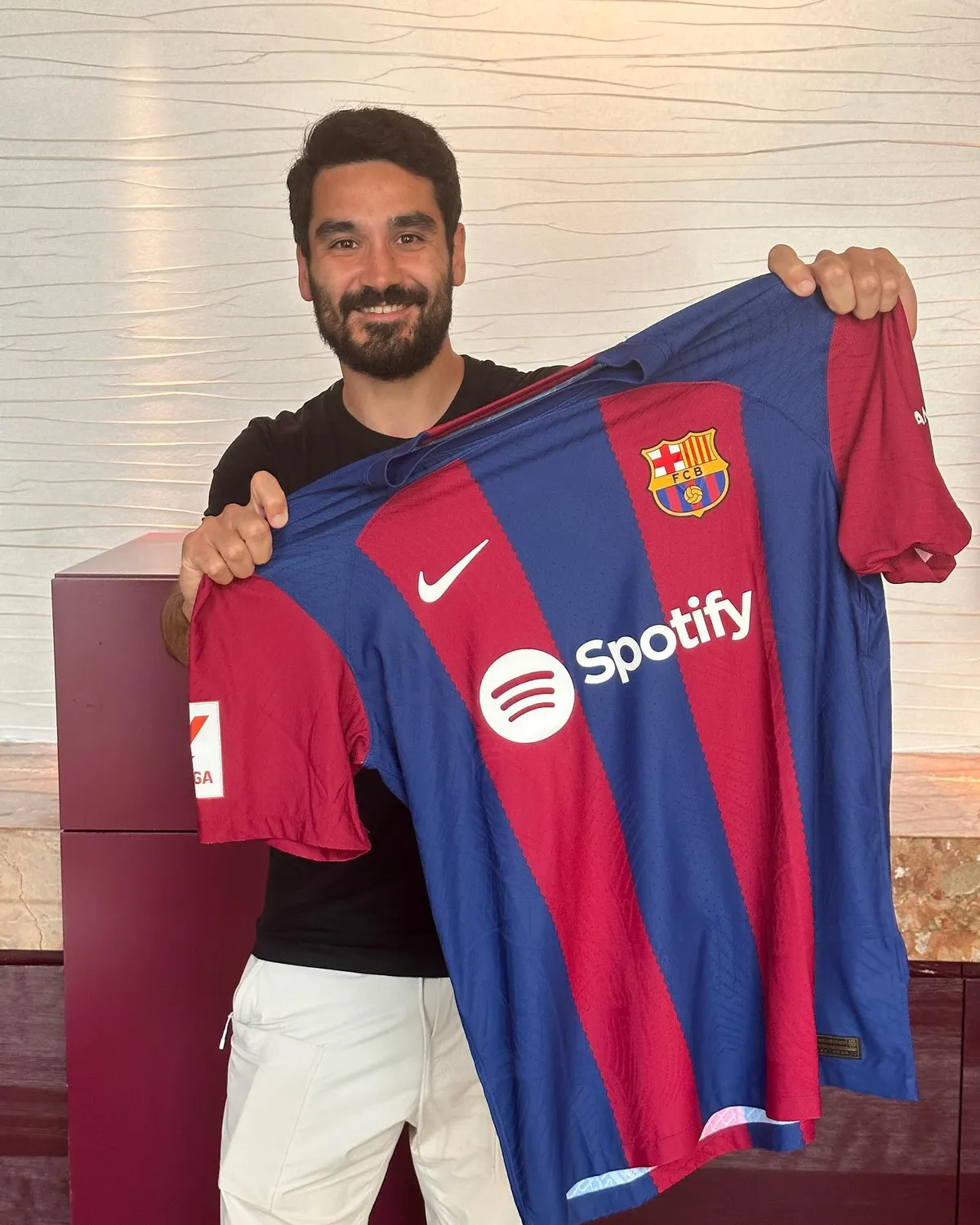 Barcelona ch&iacute;nh thức c&ocirc;ng bố t&acirc;n binh Ilkay Gundogan - Ảnh 1.