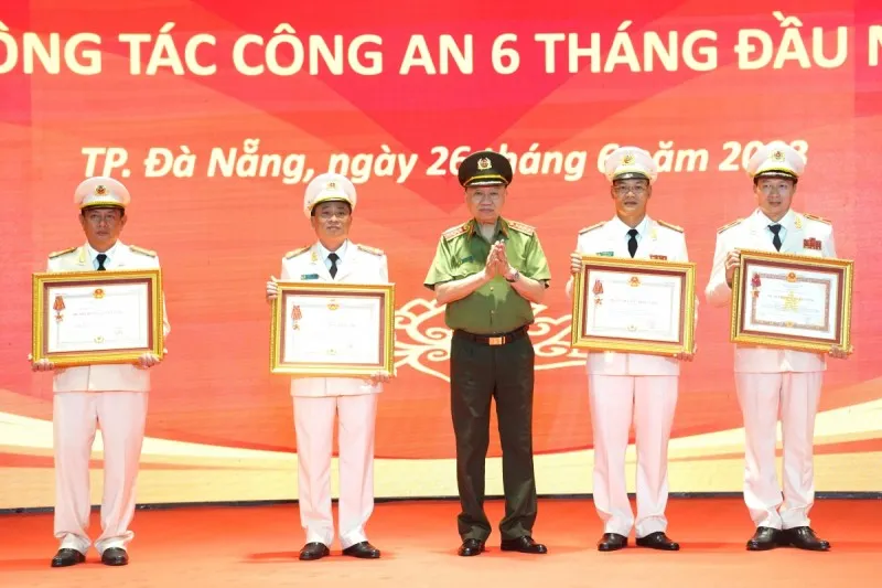 Thiếu tướng Vũ Hồng Văn được trao Hu&acirc;n chương Qu&acirc;n c&ocirc;ng hạng Nh&igrave; - Ảnh 1.