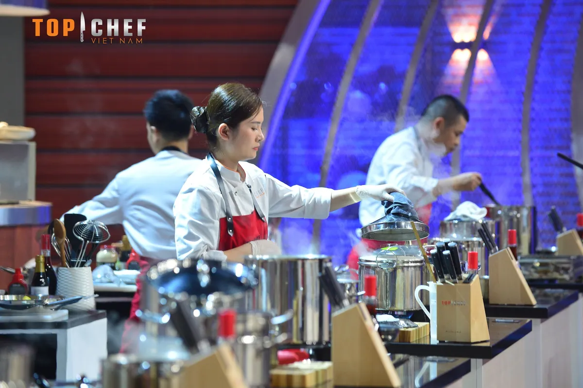 Top Chef Việt Nam 2023 - Tập 3: Thử thách nấu món phở ăn không dùng đũa, 2 đầu bếp gói dao ra về - Ảnh 4.