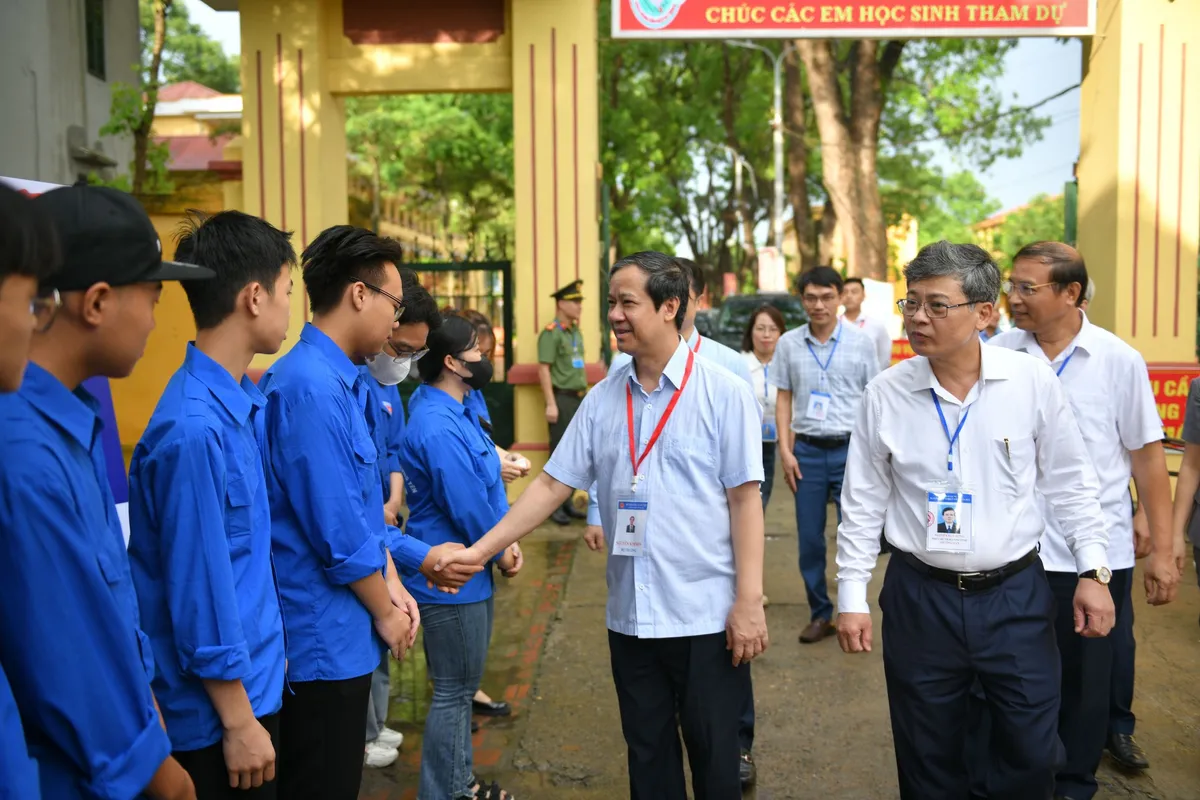 Bộ trưởng Bộ GD&ĐT: Ngăn chặn kịp thời gian lận thi bằng thiết bị công nghệ cao - Ảnh 2.