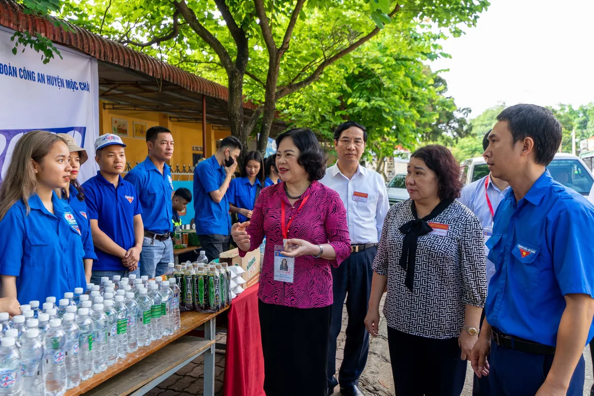 Thí sinh miền núi ở xa được đưa đón đến Điểm thi, ở quá xa được hỗ trợ bán trú - Ảnh 3.