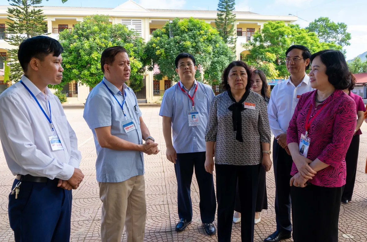 Thí sinh miền núi ở xa được đưa đón đến Điểm thi, ở quá xa được hỗ trợ bán trú - Ảnh 1.