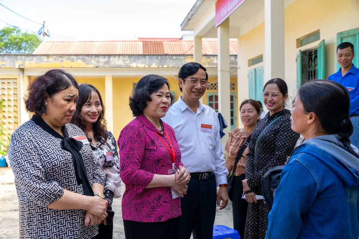 Thí sinh miền núi ở xa được đưa đón đến Điểm thi, ở quá xa được hỗ trợ bán trú - Ảnh 2.