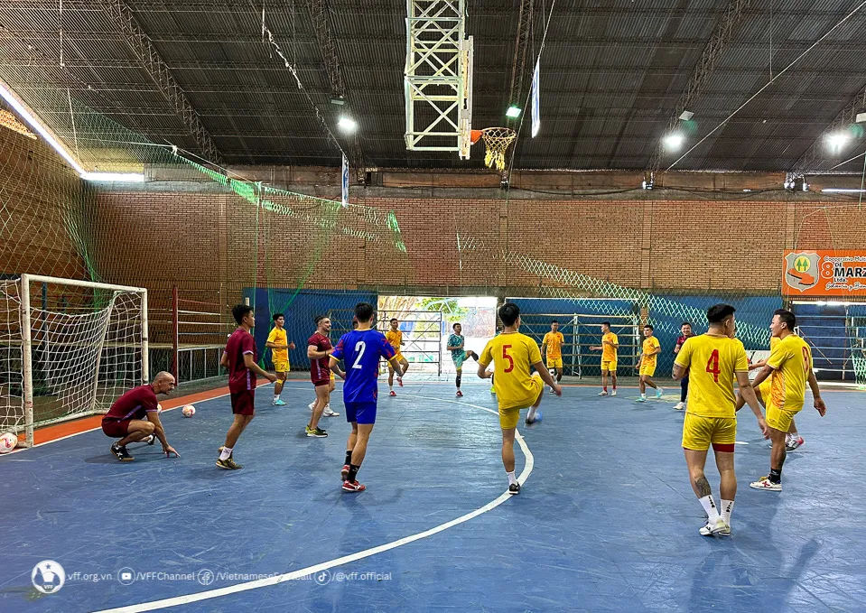 ĐT futsal Việt Nam đã đặt chân tới Paraguay, nỗ lực thích nghi với múi giờ mới - Ảnh 7. ĐT futsal Việt Nam đã đặt chân tới Paraguay, nỗ lực thích nghi với múi giờ mới - Ảnh 7.