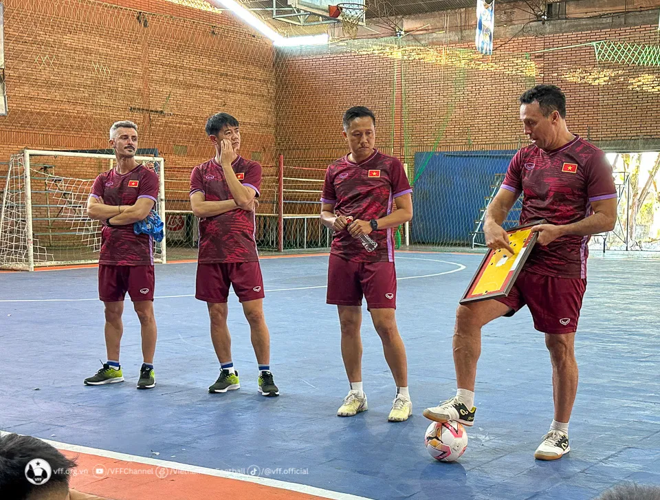 ĐT futsal Việt Nam đã đặt chân tới Paraguay, nỗ lực thích nghi với múi giờ mới - Ảnh 5. ĐT futsal Việt Nam đã đặt chân tới Paraguay, nỗ lực thích nghi với múi giờ mới - Ảnh 5.