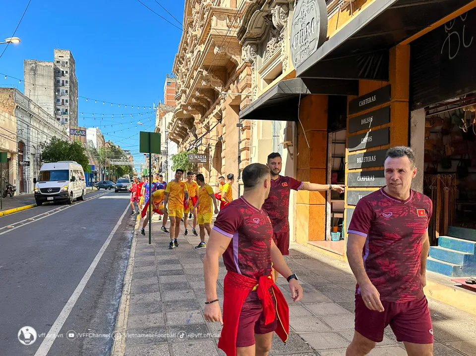 ĐT futsal Việt Nam đã đặt chân tới Paraguay, nỗ lực thích nghi với múi giờ mới - Ảnh 4. ĐT futsal Việt Nam đã đặt chân tới Paraguay, nỗ lực thích nghi với múi giờ mới - Ảnh 4.