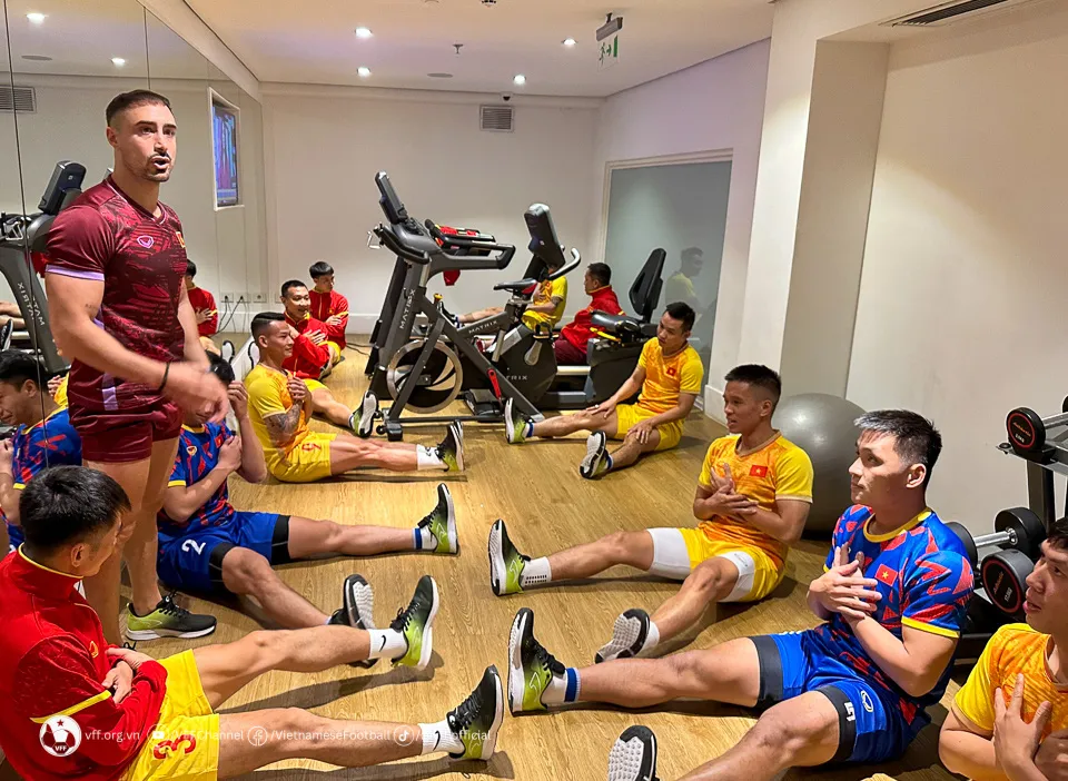 ĐT futsal Việt Nam đã đặt chân tới Paraguay, nỗ lực thích nghi với múi giờ mới - Ảnh 2. ĐT futsal Việt Nam đã đặt chân tới Paraguay, nỗ lực thích nghi với múi giờ mới - Ảnh 2.