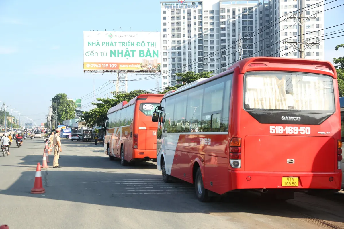 Bình Dương: Xe khách, xe chở hàng vào tầm ngắm - Ảnh 1.