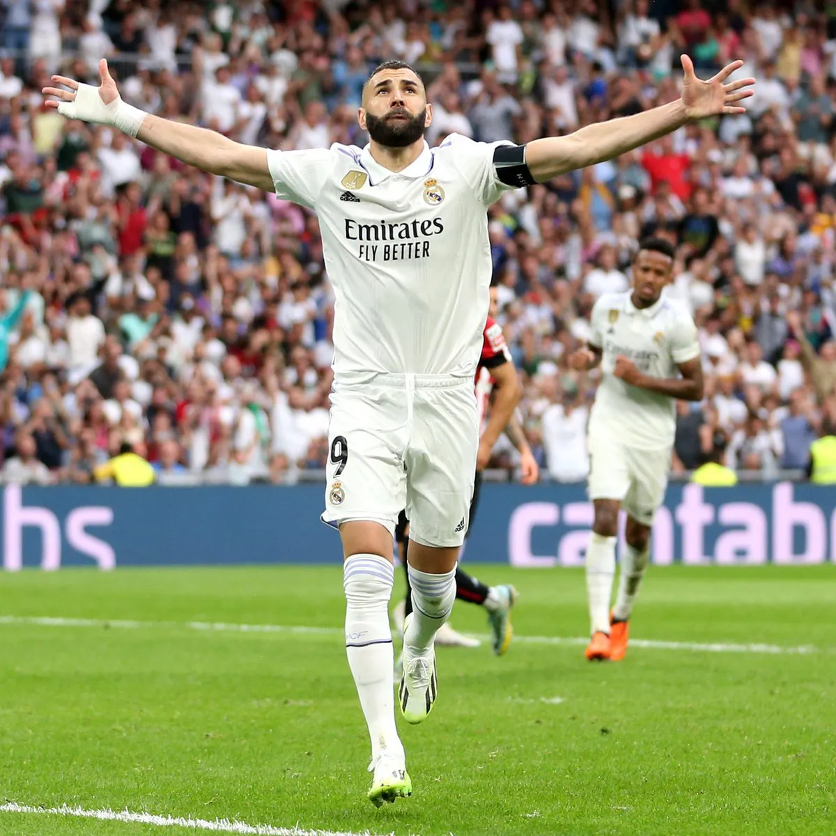 Benzema tỏa sáng trong ngày chia tay Real Madrid - Ảnh 1. Benzema tỏa sáng trong ngày chia tay Real Madrid - Ảnh 1.