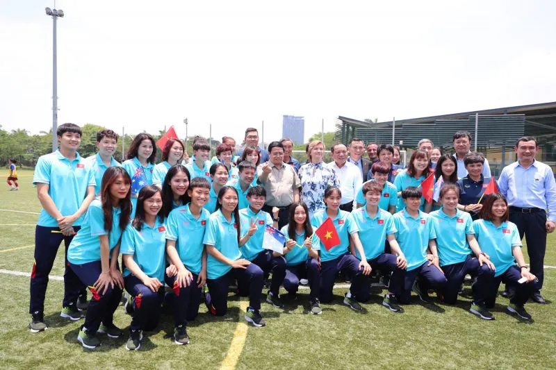 Thủ tướng Phạm Minh Chính cùng Thủ tướng Australia Anthony Albanese nhận áo đấu của ĐT nữ Việt Nam - Ảnh 12. Thủ tướng Phạm Minh Chính cùng Thủ tướng Australia Anthony Albanese nhận áo đấu của ĐT nữ Việt Nam - Ảnh 12.