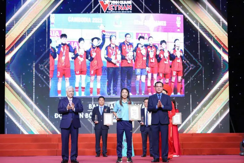ĐT nữ Việt Nam được vinh danh tại chương trình Vinh quang Việt Nam năm 2023 - Ảnh 4. ĐT nữ Việt Nam được vinh danh tại chương trình Vinh quang Việt Nam năm 2023 - Ảnh 4.