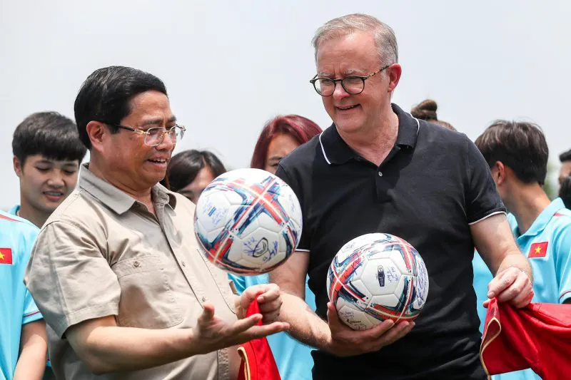 Thủ tướng Phạm Minh Chính cùng Thủ tướng Australia Anthony Albanese nhận áo đấu của ĐT nữ Việt Nam - Ảnh 1. Thủ tướng Phạm Minh Chính cùng Thủ tướng Australia Anthony Albanese nhận áo đấu của ĐT nữ Việt Nam - Ảnh 1.