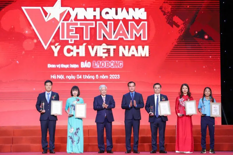 ĐT nữ Việt Nam được vinh danh tại chương trình Vinh quang Việt Nam năm 2023 - Ảnh 2. ĐT nữ Việt Nam được vinh danh tại chương trình Vinh quang Việt Nam năm 2023 - Ảnh 2.