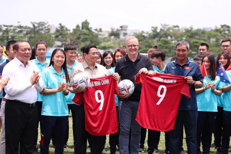 Thủ tướng Phạm Minh Chính cùng Thủ tướng Australia Anthony Albanese nhận áo đấu của ĐT nữ Việt Nam - Ảnh 6. Thủ tướng Phạm Minh Chính cùng Thủ tướng Australia Anthony Albanese nhận áo đấu của ĐT nữ Việt Nam - Ảnh 6.