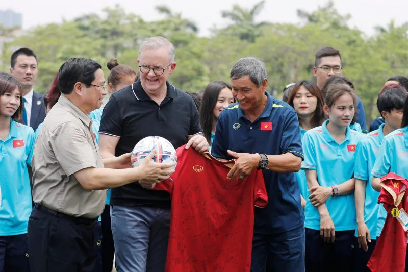 Thủ tướng Phạm Minh Chính cùng Thủ tướng Australia Anthony Albanese nhận áo đấu của ĐT nữ Việt Nam - Ảnh 5. Thủ tướng Phạm Minh Chính cùng Thủ tướng Australia Anthony Albanese nhận áo đấu của ĐT nữ Việt Nam - Ảnh 5.