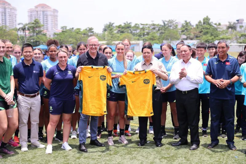 Thủ tướng Phạm Minh Chính cùng Thủ tướng Australia Anthony Albanese nhận áo đấu của ĐT nữ Việt Nam - Ảnh 4. Thủ tướng Phạm Minh Chính cùng Thủ tướng Australia Anthony Albanese nhận áo đấu của ĐT nữ Việt Nam - Ảnh 4.