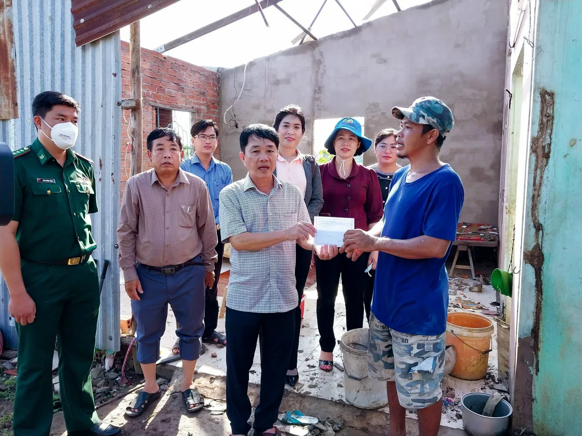 S&oacute;c Trăng: Hỗ trợ người d&acirc;n ổn định nh&agrave; cửa sau trận lốc xo&aacute;y - Ảnh 2.