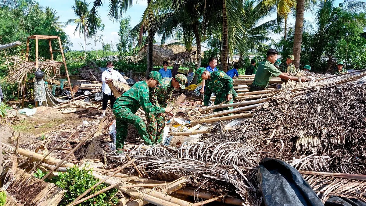 S&oacute;c Trăng: Hỗ trợ người d&acirc;n ổn định nh&agrave; cửa sau trận lốc xo&aacute;y - Ảnh 1.
