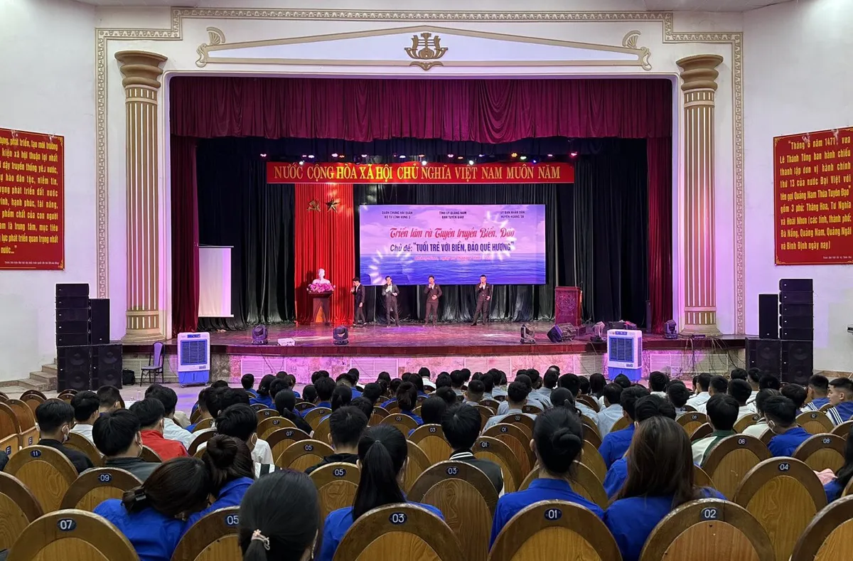 Khơi dậy t&igrave;nh y&ecirc;u biển đảo của thế hệ trẻ Quảng Nam, Đ&agrave; Nẵng - Ảnh 1.