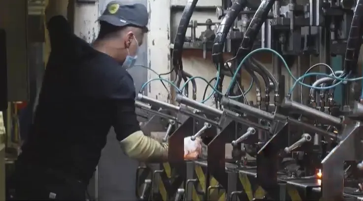 Hoạt động sản xuất suy giảm tại nhiều quốc gia - Ảnh 2.