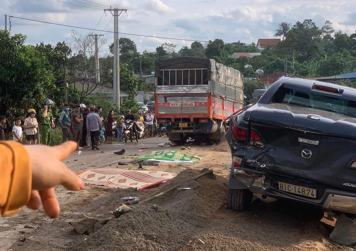 Tai nạn liên hoàn, 3 người trong cùng gia đình tử vong - Ảnh 2.