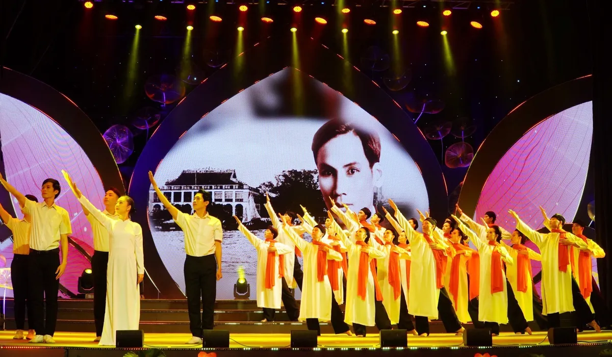 Đặc sắc Chương tr&igrave;nh nghệ thuật &ldquo;Vang m&atilde;i b&agrave;i ca Hồ Ch&iacute; Minh&rdquo; - Ảnh 2.