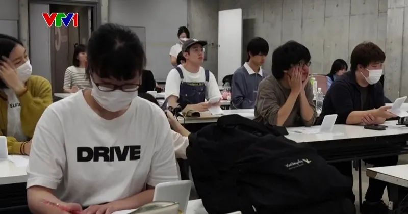 Thanh ni&ecirc;n Nhật Bản học c&aacute;ch mỉm cười sau khi bỏ khẩu trang - Ảnh 3.