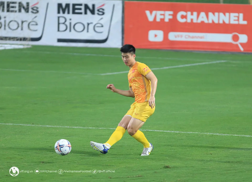 HLV Philippe Troussier rèn quân buổi đầu tiên với lực lượng kết hợp ĐTQG và U23 QG - Ảnh 8. HLV Philippe Troussier rèn quân buổi đầu tiên với lực lượng kết hợp ĐTQG và U23 QG - Ảnh 8.