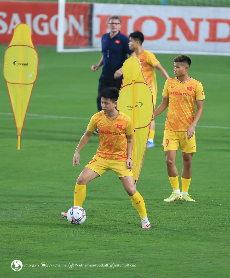 HLV Philippe Troussier rèn quân buổi đầu tiên với lực lượng kết hợp ĐTQG và U23 QG - Ảnh 7. HLV Philippe Troussier rèn quân buổi đầu tiên với lực lượng kết hợp ĐTQG và U23 QG - Ảnh 7.