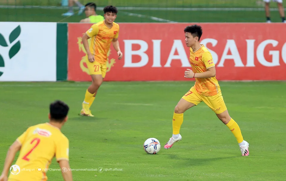 HLV Philippe Troussier rèn quân buổi đầu tiên với lực lượng kết hợp ĐTQG và U23 QG - Ảnh 2. HLV Philippe Troussier rèn quân buổi đầu tiên với lực lượng kết hợp ĐTQG và U23 QG - Ảnh 2.