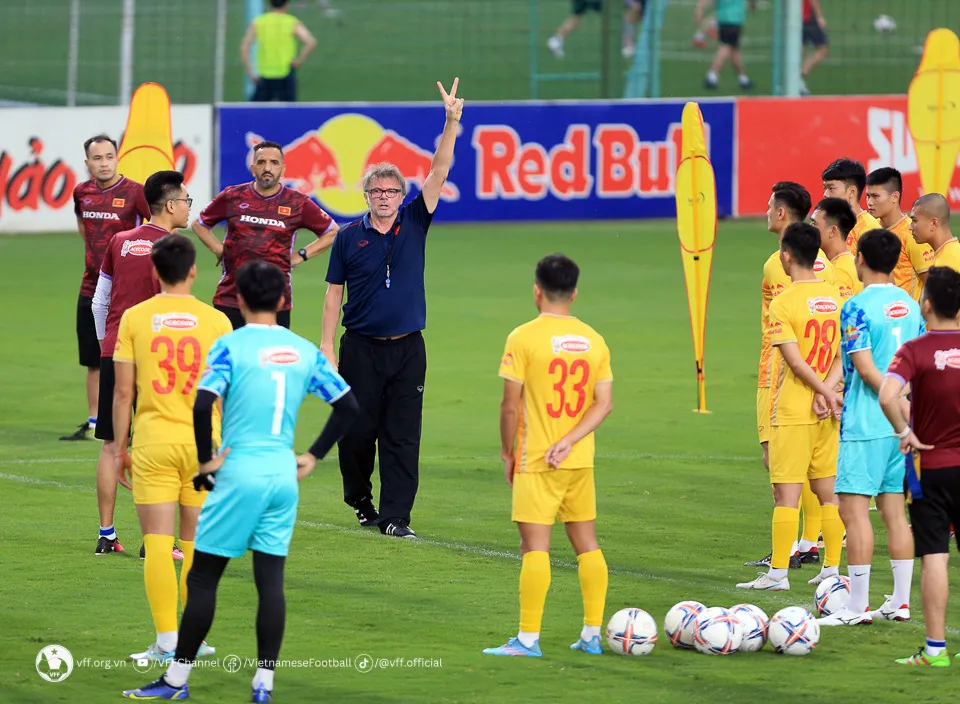 HLV Philippe Troussier rèn quân buổi đầu tiên với lực lượng kết hợp ĐTQG và U23 QG - Ảnh 1. HLV Philippe Troussier rèn quân buổi đầu tiên với lực lượng kết hợp ĐTQG và U23 QG - Ảnh 1.