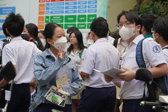 Đề Văn khó, thí sinh TP Hồ Chí Minh kỳ vọng gỡ điểm môn Ngoại ngữ vào 10 - Ảnh 1.