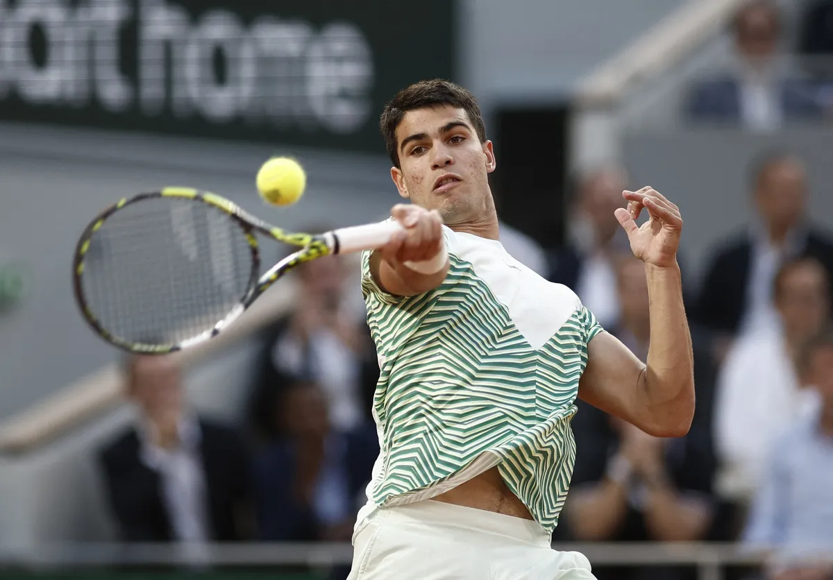 Carlos Alcaraz dễ dàng chiến thắng Stefanos Tsitsipas - Ảnh 1. Carlos Alcaraz dễ dàng chiến thắng Stefanos Tsitsipas - Ảnh 1.