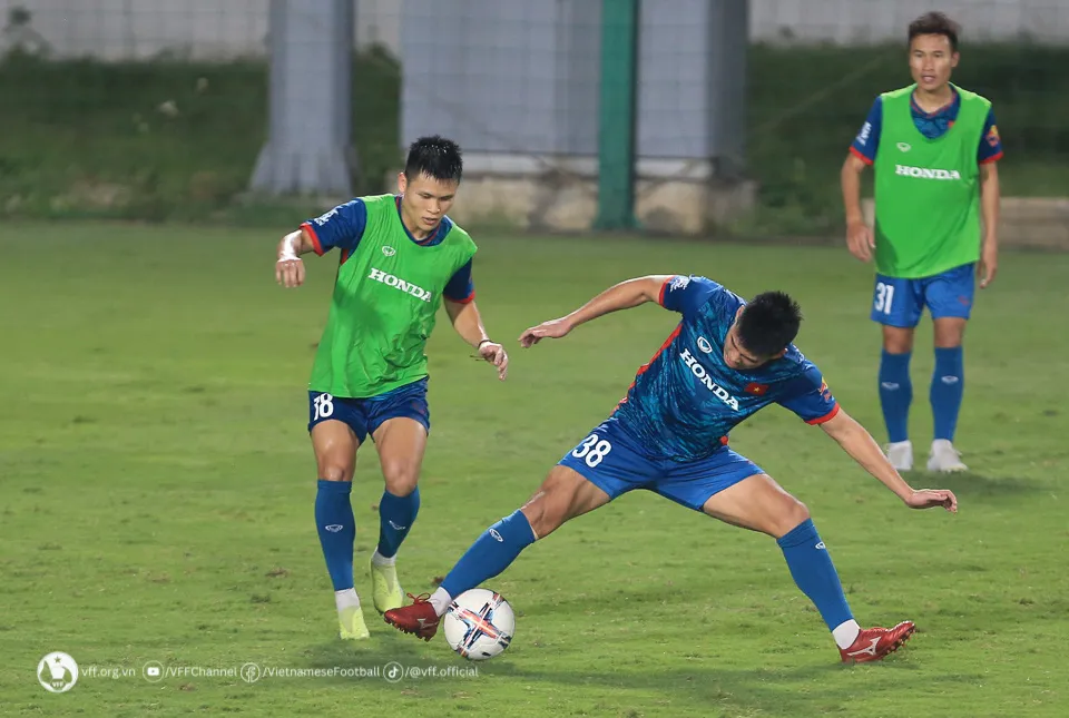 Quang Hải bắt nhịp nhanh trong ngày trở lại khoác áo ĐT Việt Nam - Ảnh 7. Quang Hải bắt nhịp nhanh trong ngày trở lại khoác áo ĐT Việt Nam - Ảnh 7.