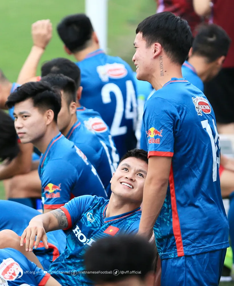 Quang Hải bắt nhịp nhanh trong ngày trở lại khoác áo ĐT Việt Nam - Ảnh 1. Quang Hải bắt nhịp nhanh trong ngày trở lại khoác áo ĐT Việt Nam - Ảnh 1.