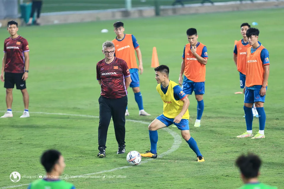 ĐT Việt Nam và U23 Việt Nam đẩy nhanh tốc độ chơi bóng trong ngày tập luyện thứ ba  - Ảnh 4.