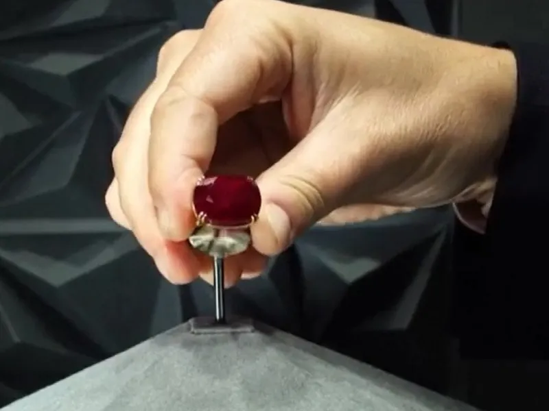 Vi&ecirc;n ruby đạt mức gi&aacute; kỷ lục 34,8 triệu USD - Ảnh 1.