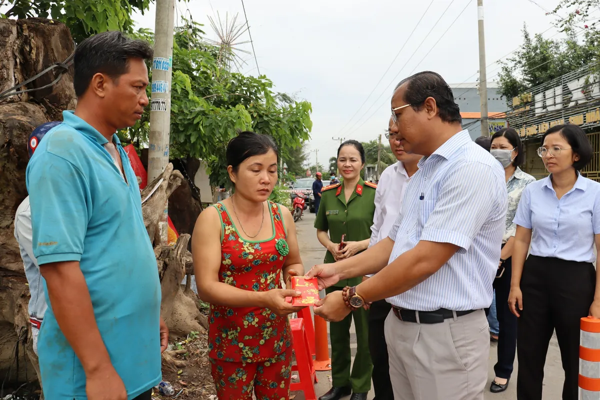 Long An: Sạt lở nhấn chìm nhiều nhà dân xuống sông Cần Giuộc - Ảnh 2.