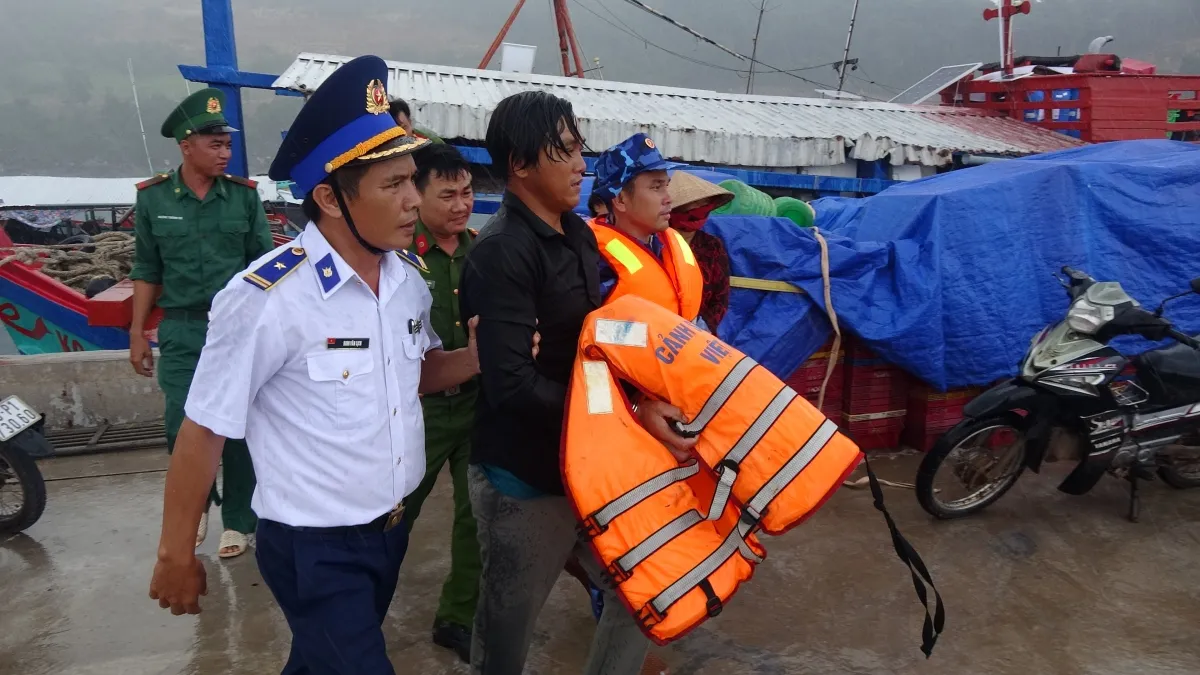 Kiên Giang: Bắt giữ đối tượng có lệnh truy nã trên vùng biển Tây Nam - Ảnh 1.