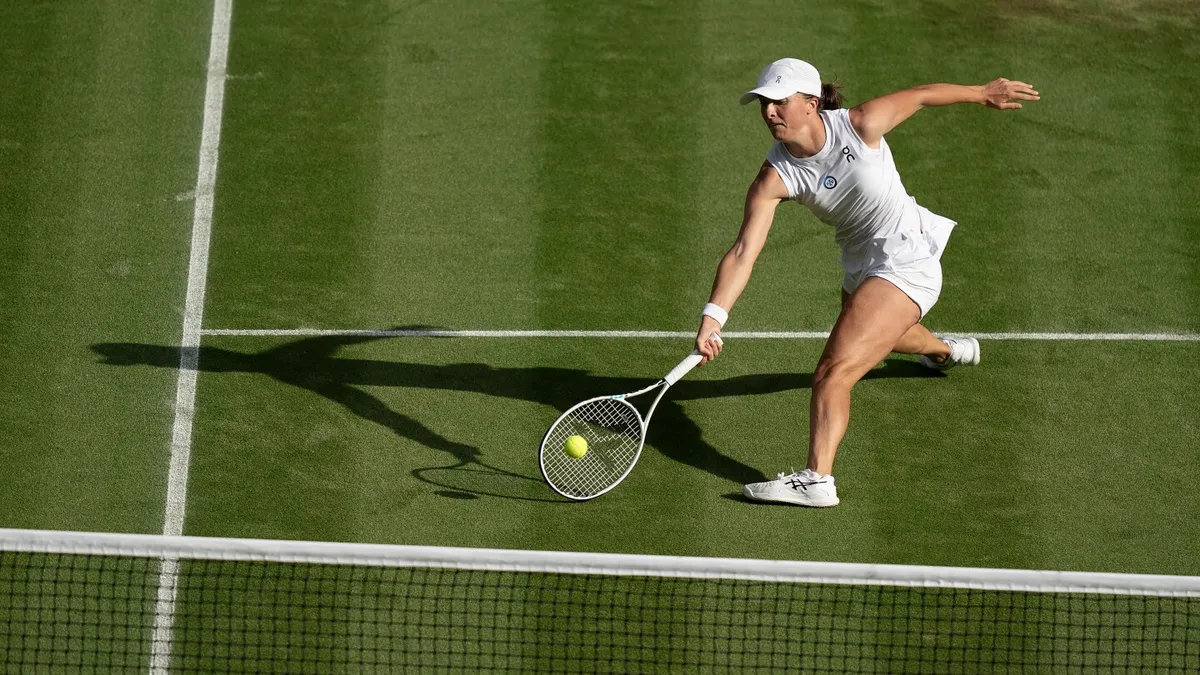 Iga Swiatek ngược dòng vào tứ kết Wimbledon 2023 - Ảnh 1. Iga Swiatek ngược dòng vào tứ kết Wimbledon 2023 - Ảnh 1.