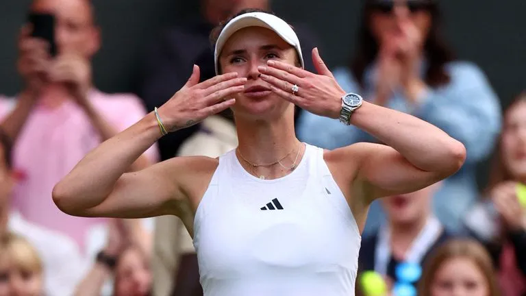 Iga Swiatek ngược dòng vào tứ kết Wimbledon 2023 - Ảnh 2. Iga Swiatek ngược dòng vào tứ kết Wimbledon 2023 - Ảnh 2.
