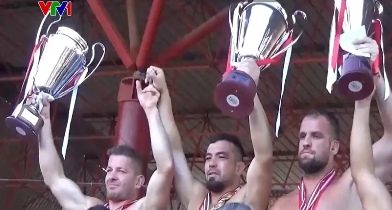 Giải đấu vật bôi dầu oliu - Ảnh 1.