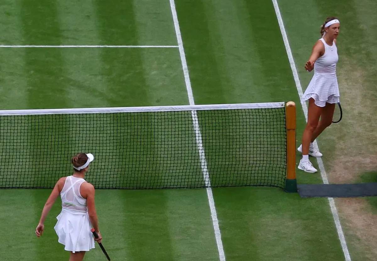 Wimbledon 2023: Không bắt tay đối thủ, Azarenka bị khán giả la ó - Ảnh 1. Wimbledon 2023: Không bắt tay đối thủ, Azarenka bị khán giả la ó - Ảnh 1.