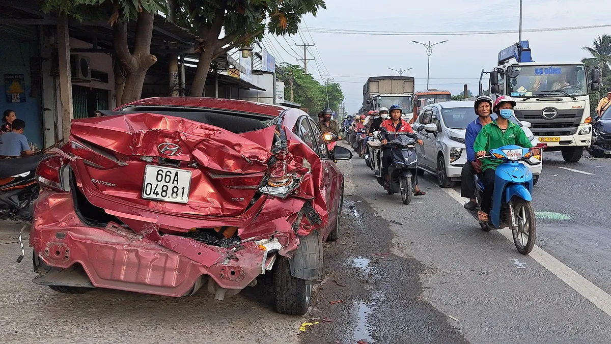 Xe con nằm vắt ngang trên dải phân cách sau va chạm liên hoàn trên quốc lộ 1A - Ảnh 2.