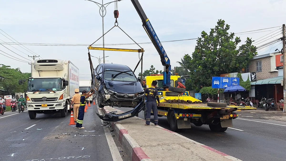 Xe con nằm vắt ngang trên dải phân cách sau va chạm liên hoàn trên quốc lộ 1A - Ảnh 3.