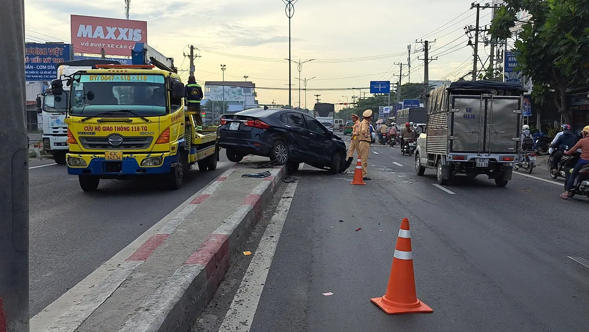 Xe con nằm vắt ngang trên dải phân cách sau va chạm liên hoàn trên quốc lộ 1A - Ảnh 1.