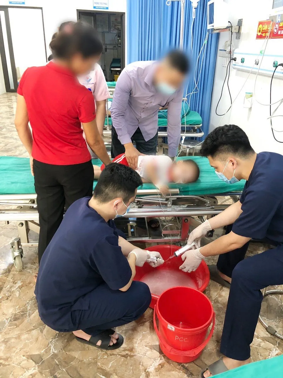Bé 2 tuổi bị ngộ độc do uống nhầm thuốc điều trị tâm thần - Ảnh 1.